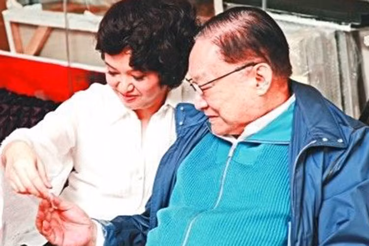 Nhà văn Kim Dung luôn hết mực yêu thương cô con gái Tra Truyền Nột. Ảnh: Sina