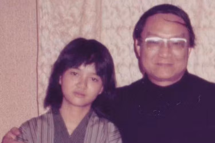 Hình ảnh Tra Truyền Nột lúc nhỏ bên nhà văn Kim Dung. Ảnh: Wechat