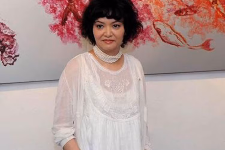 Truyền Nột học vẽ được 2 năm thì thầy giáo qua đời. Sau đó, cô quyết định tự học vẽ và hiện vẫn theo đuổi hội họa. Ảnh: Appledaily