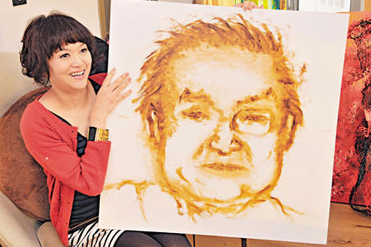 Sau khi kết hôn, Tra Truyền Nột sống gần với nhà văn Kim Dung để tiện chăm sóc ông. Theo lời Truyền Nột, chị gái của cô sống ở Thâm Quyến, anh trai thì định cư ở Canada. Ảnh: Appledaily