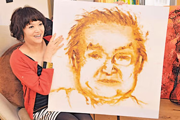 Sau khi kết hôn, Tra Truyền Nột sống gần với nhà văn Kim Dung để tiện chăm sóc ông. Theo lời Truyền Nột, chị gái của cô sống ở Thâm Quyến, anh trai thì định cư ở Canada. Ảnh: Appledaily