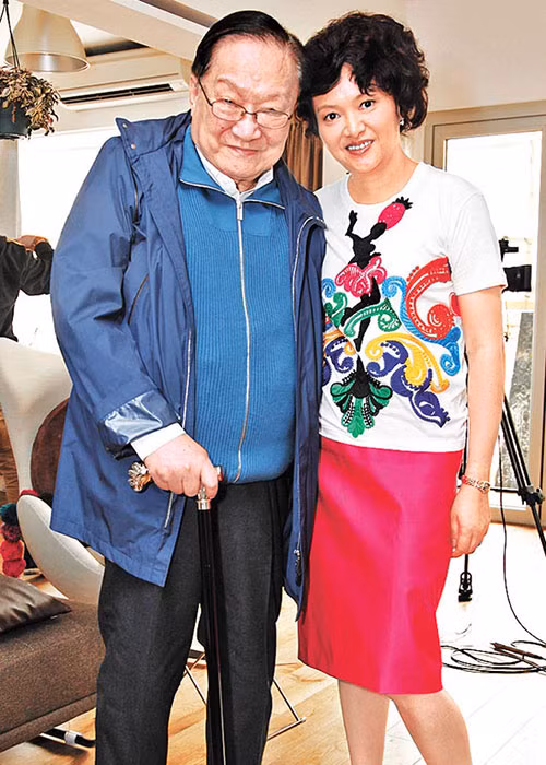 Tra Truyền Nột là con gái của nhà văn Kim Dung. Mẹ của cô là Chu Mai - người vợ thứ hai của Kim Dung. Ảnh: Appledaily