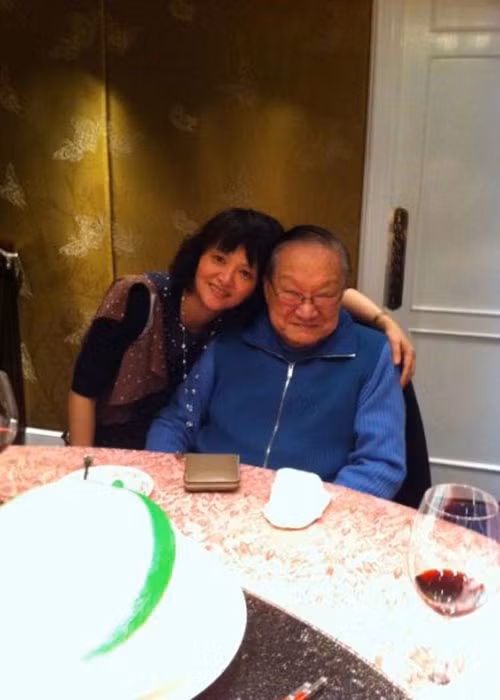 Con gái út của nhà văn Kim Dung từng chia sẻ, cô thích nhất nhân vật Quách Tương trong cuốn tiểu thuyết "Thần điêu đại hiệp" của bố. Truyền Nột còn cho rằng cô thấy mình giống nhân vật này. Ảnh: Sina