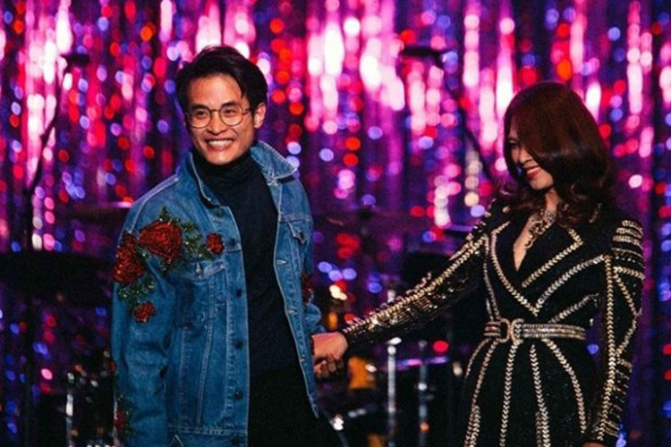 Mỹ Tâm - Hà Anh Tuấn nắm tay nhau tình cảm trong khi hát. Ảnh: Saostar