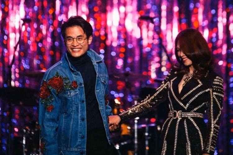 Mỹ Tâm - Hà Anh Tuấn nắm tay nhau tình cảm trong khi hát. Ảnh: Saostar