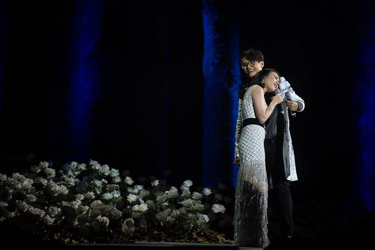 Khán giả thích thú khi chứng kiến những hành động tình cảm của hai ca sĩ.