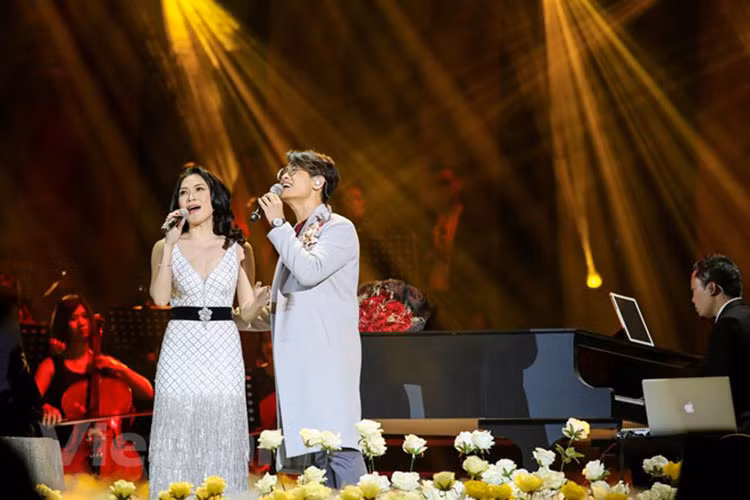 Ngoài Mỹ Tâm, Hà Anh Tuấn còn bị ghép đôi với siêu mẫu Thanh Hằng. Ảnh: Vietnamplus