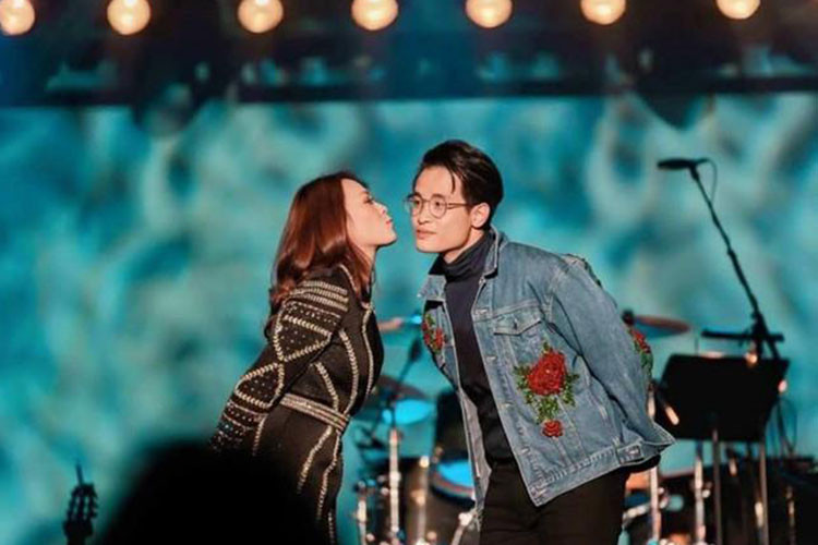 Trên sân khấu, "họa mi tóc nâu" và đàn em đã có nhiều khoảnh khắc tình tứ bên nhau. Ảnh: Dân Việt