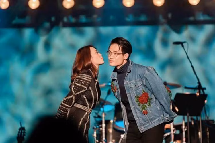 Trên sân khấu, "họa mi tóc nâu" và đàn em đã có nhiều khoảnh khắc tình tứ bên nhau. Ảnh: Dân Việt