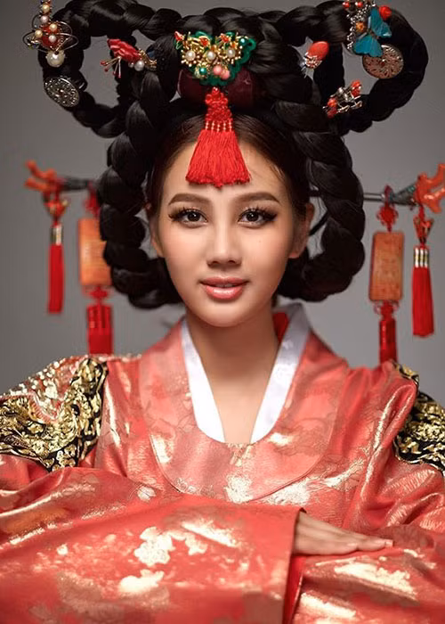 Thí sinh đến từ Hàn Quốc lựa chọn trang phục truyền thống.