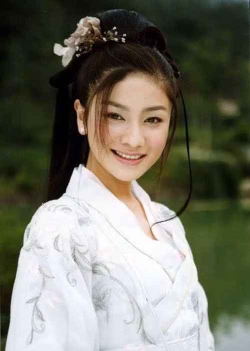 Ngoài Tần Lam và Lý Phi Nhi, Huỳnh Hiểu Minh còn từng hẹn hò Hồ Khả - nữ diễn viên đẹp tự nhiên với đôi mắt to, chiếc mũi cao, gương mặt thanh tú.