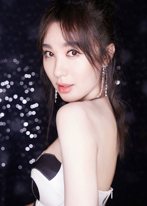 Lý Phi Nhi từng bóng gió nói Angelababy là người thứ ba còn Angelababy lại mỉa mai Lý Phi Nhi là tình cũ mà không biết lượng sức mình.