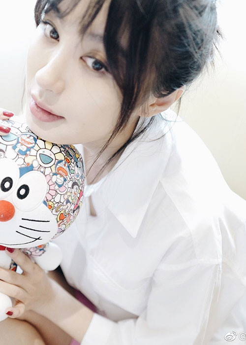 Lý Phi Nhi được khen ngày càng trẻ trung. Hiện, tình cũ của Huỳnh Hiểu Minh vẫn chưa lên xe hoa.