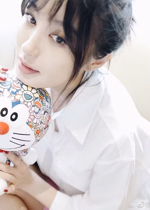 Lý Phi Nhi được khen ngày càng trẻ trung. Hiện, tình cũ của Huỳnh Hiểu Minh vẫn chưa lên xe hoa.