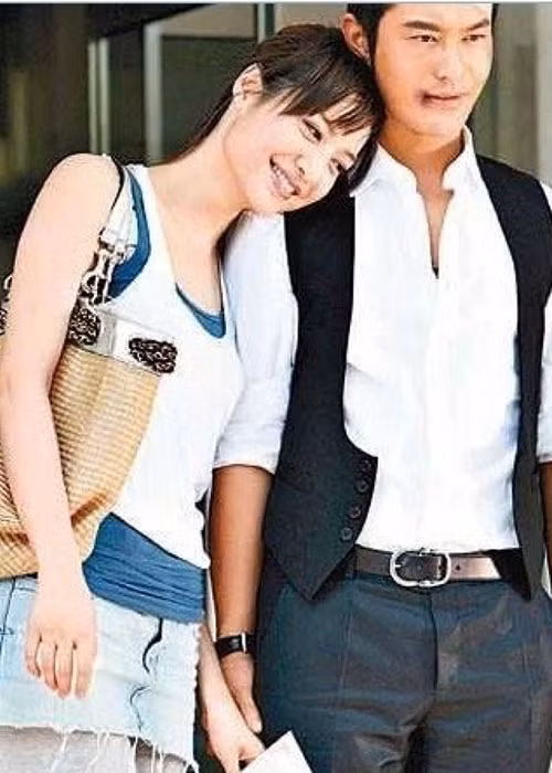 Huỳnh Hiểu Minh từng có thời gian hẹn hò Lý Phi Nhi - nữ diễn viên sinh năm 1987 kém nổi tiếng hơn.