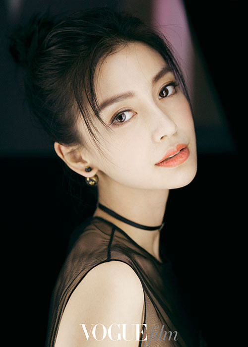 Angelababy sở hữu nhan sắc xinh đẹp bị nghi đã qua dao kéo. Sau khi sinh con, cô nhanh chóng lấy lại được vóc dáng. Gần đây, nữ diễn viên vướng tin đồn đã ly hôn Huỳnh Hiểu Minh. Mới nhất, có thông tin nam diễn viên nuôi con trai sau khi ly hôn. Hiện tại, cặp đôi vẫn quyết giữ im lặng.