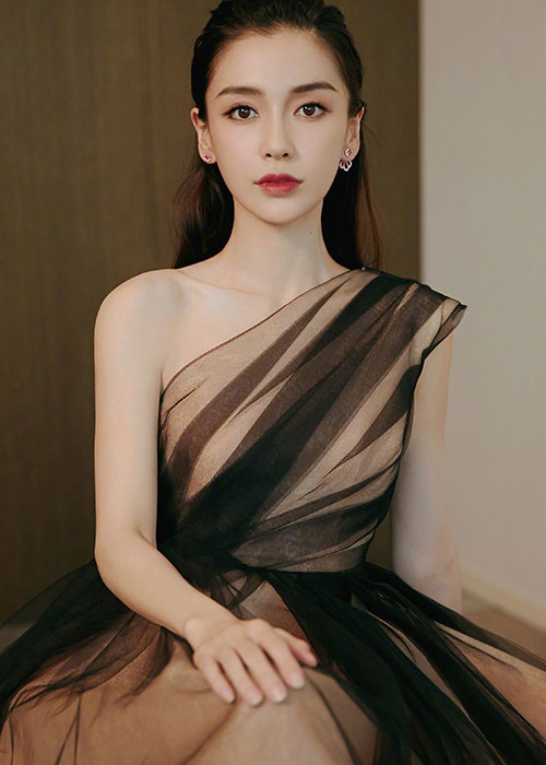 Huỳnh Hiểu Minh hẹn hò Angelababy từ năm 2009. Đến năm 2015, cặp đôi làm đám cưới.