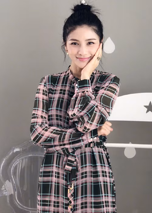 Ở tuổi 43, đã là mẹ bỉm sữa hai con, Hồ Khả vẫn giữ được vóc dáng thon gọn cùng gương mặt trẻ trung.