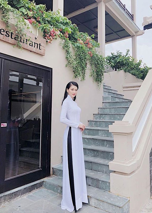 Trong tà áo dài, Phương Khánh nổi bật không chỉ với vẻ đẹp dịu dàng mà còn bởi vòng eo con kiến.