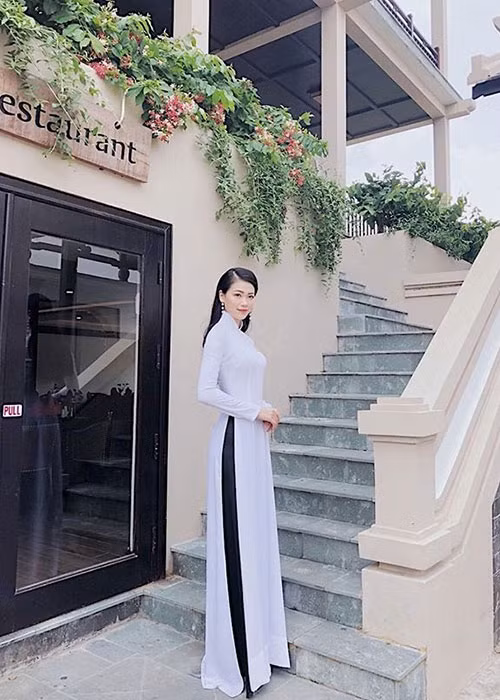 Trong tà áo dài, Phương Khánh nổi bật không chỉ với vẻ đẹp dịu dàng mà còn bởi vòng eo con kiến.