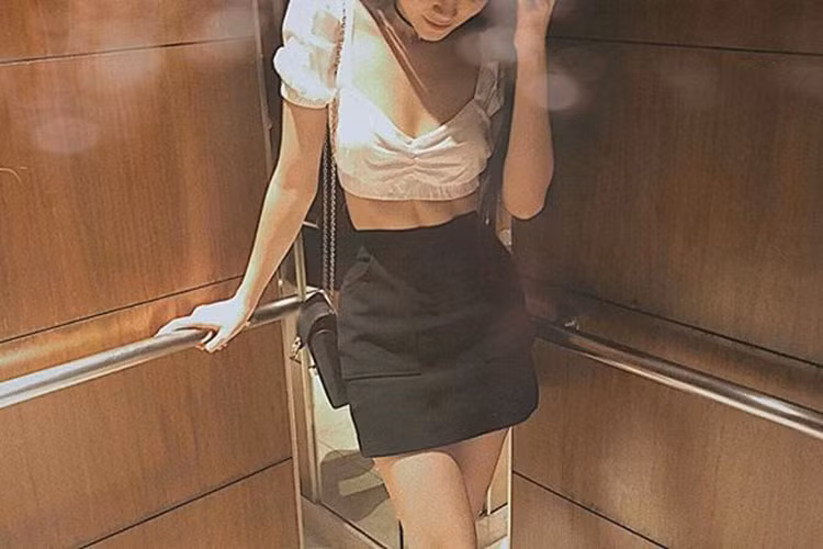 Áo crop top là trang phục yêu thích ở đời thường của Hoa hậu Phương Khánh.