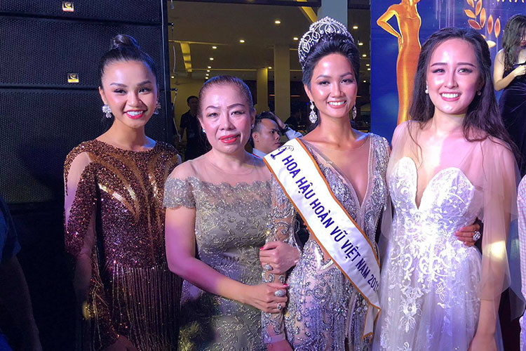 NTK Linh San từng âm thầm giúp đỡ H'hen Niê khi tài trợ trang phục cho H'hen Niê dự thi vòng bán kết đến chung kết Hoa hậu Hoàn vũ Việt Nam 2017. Nhà thiết kế dày dặn kinh nghiệm này cũng hỗ trợ một số người đẹp khác tại cuộc thi.