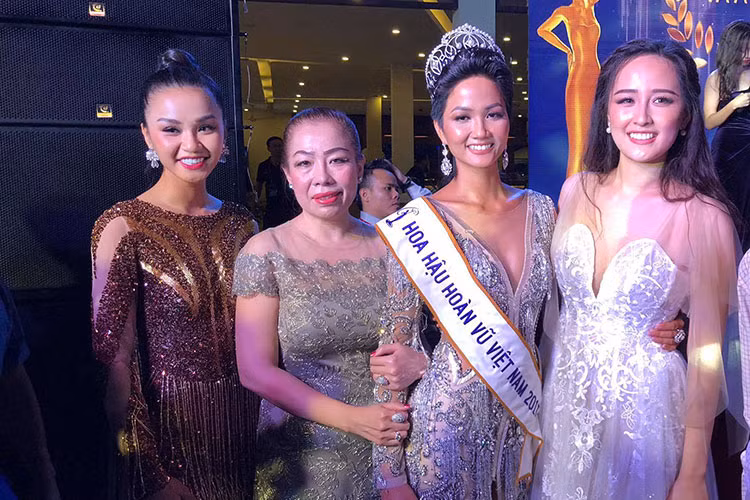 NTK Linh San từng âm thầm giúp đỡ H'hen Niê khi tài trợ trang phục cho H'hen Niê dự thi vòng bán kết đến chung kết Hoa hậu Hoàn vũ Việt Nam 2017. Nhà thiết kế dày dặn kinh nghiệm này cũng hỗ trợ một số người đẹp khác tại cuộc thi.