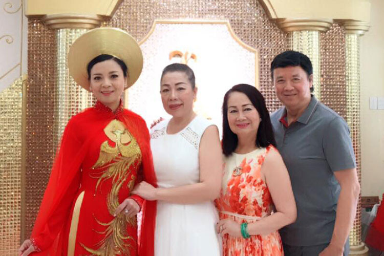 NTK Linh San luôn khéo léo điều chỉnh kỹ thuật may để đảm bảo bất kỳ khách hàng nữ khi mặc trang phục sẽ càng đẹp mặn mà.