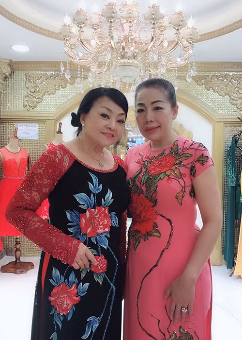 Nhiều nghệ sĩ tên tuổi như NSND Ngọc Giàu, NSND Kim Cương, NSƯT Thoại Mỹ cũng yêu thích trang phục của NTK Linh San.