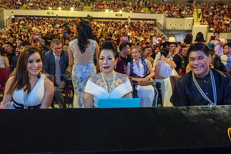 Không chỉ là người thiết kế trang phục cho Phương Khánh, NTK Linh San còn là giám khảo đêm chung kết Hoa hậu Trái đất 2018. Ảnh: Miss Earth