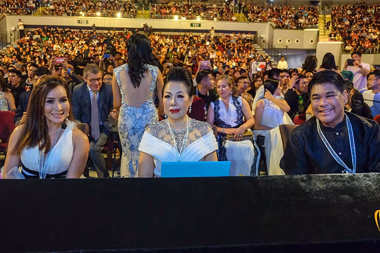 Không chỉ là người thiết kế trang phục cho Phương Khánh, NTK Linh San còn là giám khảo đêm chung kết Hoa hậu Trái đất 2018. Ảnh: Miss Earth