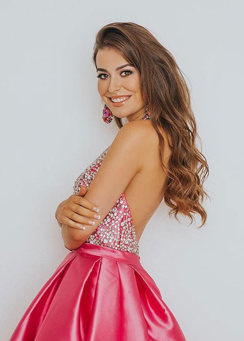 Abbey-Anne Gyles-Brown cũng lên tiếng chia sẻ câu chuyện cô bị quấy rối giống như đại diện Canada.