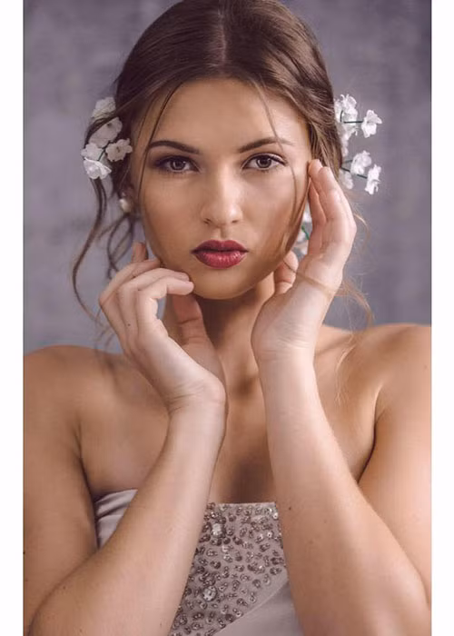 Emma Sheedy cho hay cô cũng rơi vào trường hợp bị quấy rối giống như hai thí sinh Hoa hậu Trái đất 2018.