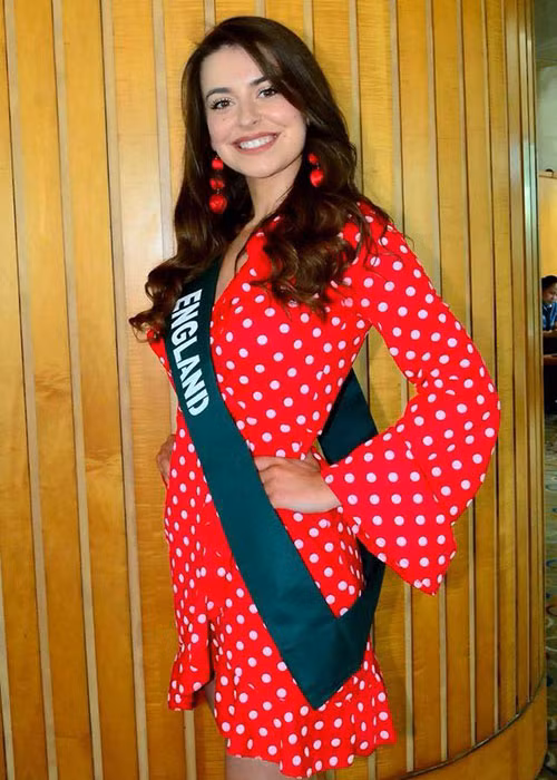 Chiều cao khá khiêm tốn nhưng bù lại đại diện Anh sở hữu nụ cười tỏa nắng.