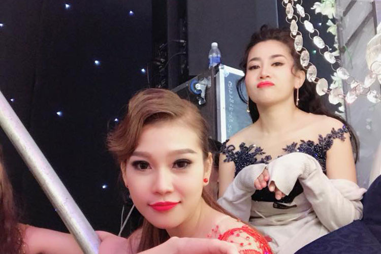 Bạn bè, đồng nghiệp và khán giả vẫn thường xuyên gửi lời động viên Mai Phương vượt bạo bệnh.