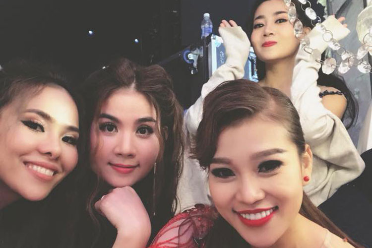 Hiện tại, nữ diễn viên Mai Phương dành thời gian dưỡng bệnh và làm những công việc yêu thích như tập yoga, cắm hoa.