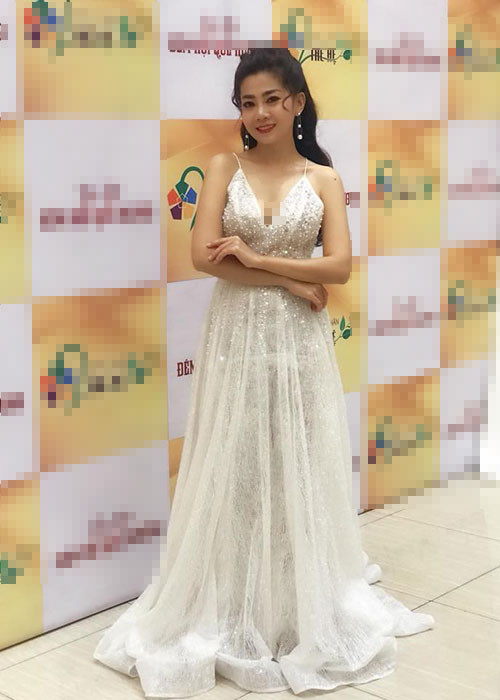 Nữ diễn viên xuất hiện với vẻ ngoài rạng rỡ ở hậu trường buổi ghi hình.