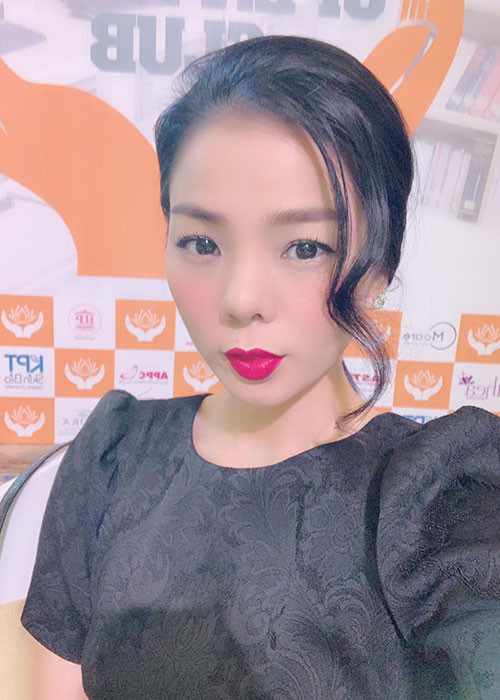 "Nữ hoàng phòng trà" trang điểm kỹ lưỡng mỗi khi lên sân khấu còn khi ở nhà, cô mới để mặt mộc.