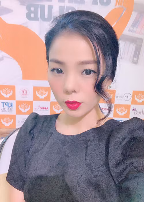 "Nữ hoàng phòng trà" trang điểm kỹ lưỡng mỗi khi lên sân khấu còn khi ở nhà, cô mới để mặt mộc.