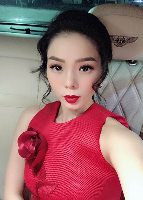 Sau khi phải tháo sụn mũi gấp, Lệ Quyên đăng tải dòng chia sẻ khá tâm trạng: "Dù có khó khăn trở ngại thì hãy nghĩ đó là thử thách. Hãy luôn tin, sẽ có bàn tay vô hình, diệu kỳ nắm lấy tay mình vượt qua tất cả. Quyên luôn được như thế".