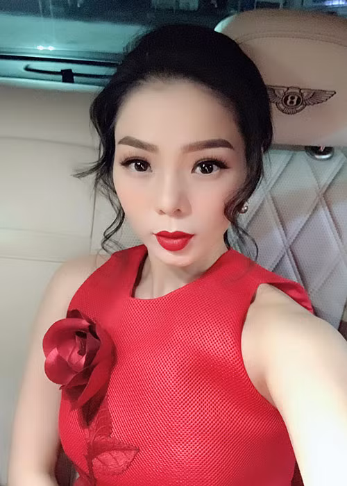 Sau khi phải tháo sụn mũi gấp, Lệ Quyên đăng tải dòng chia sẻ khá tâm trạng: "Dù có khó khăn trở ngại thì hãy nghĩ đó là thử thách. Hãy luôn tin, sẽ có bàn tay vô hình, diệu kỳ nắm lấy tay mình vượt qua tất cả. Quyên luôn được như thế".