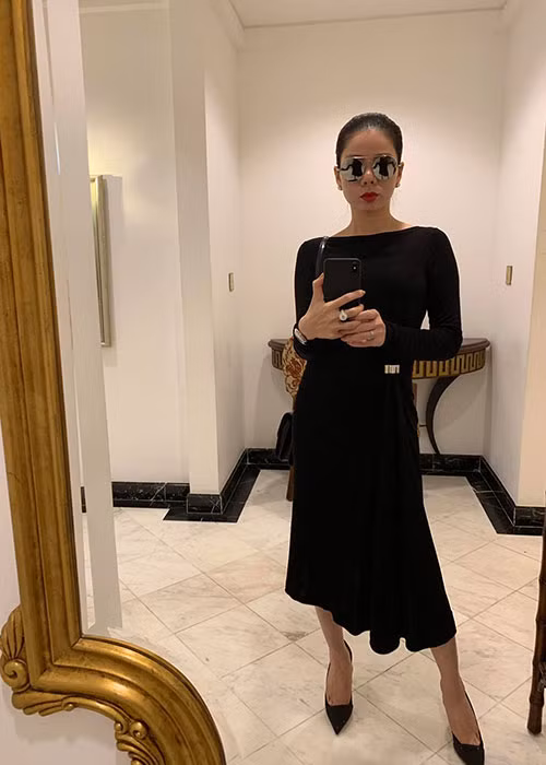 Gần đây, nữ ca sĩ Lệ Quyên lên tiếng cảnh báo người hâm mộ về 2 trang fanpage giả mạo cô. Trong những năm gần đây, khi mạng xã hội phát triển, chuyện sao Việt như Lệ Quyên bị những kẻ xấu lập trang cá nhân mạo danh xảy ra như cơm bữa.