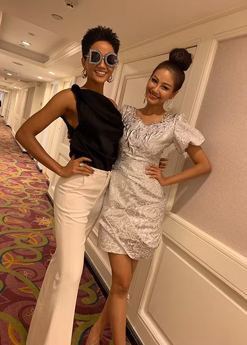 Hiện tại, đại diện Việt Nam ở cùng phòng với người đẹp đến từ Hàn Quốc.