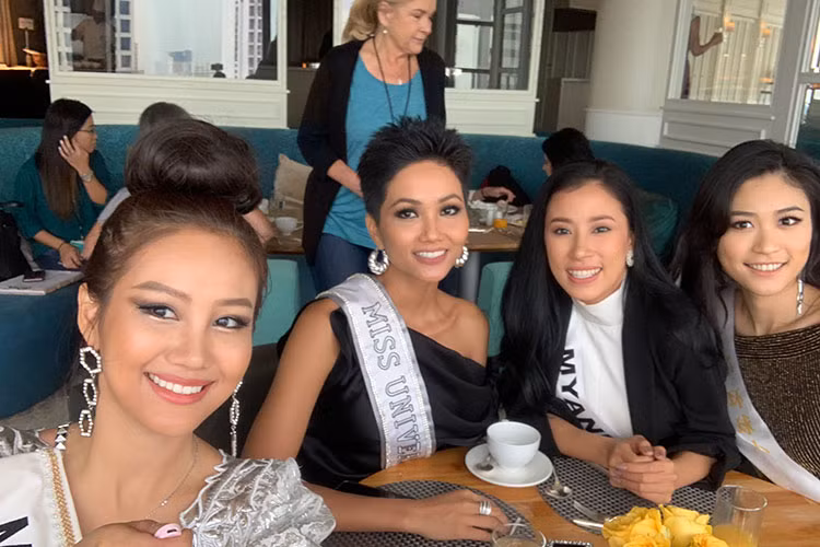 Sáng nay, H'hen Niê và cô bạn cùng phòng đi ăn với các thí sinh khác trước khi tham gia các hoạt động của cuộc thi.