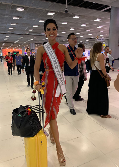 Tại sân bay Thái Lan, đại diện Việt Nam diện đầm đỏ ôm sát nổi bật.