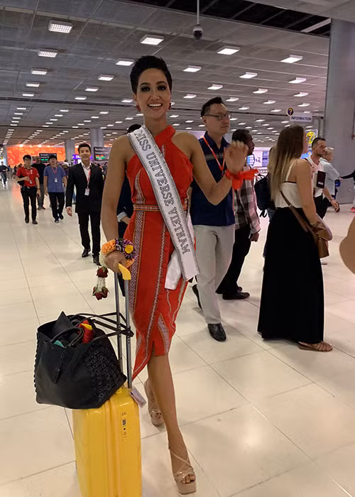 Tại sân bay Thái Lan, đại diện Việt Nam diện đầm đỏ ôm sát nổi bật.