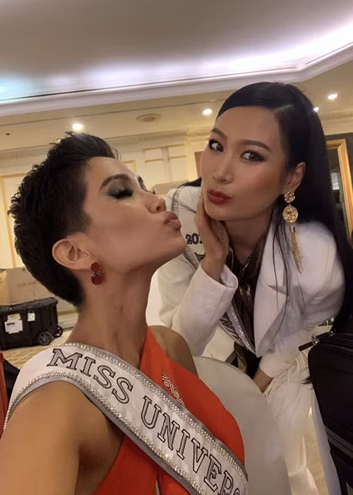 Đại diện Việt Nam nhanh chóng thân thiết với đại diện nước chủ nhà.