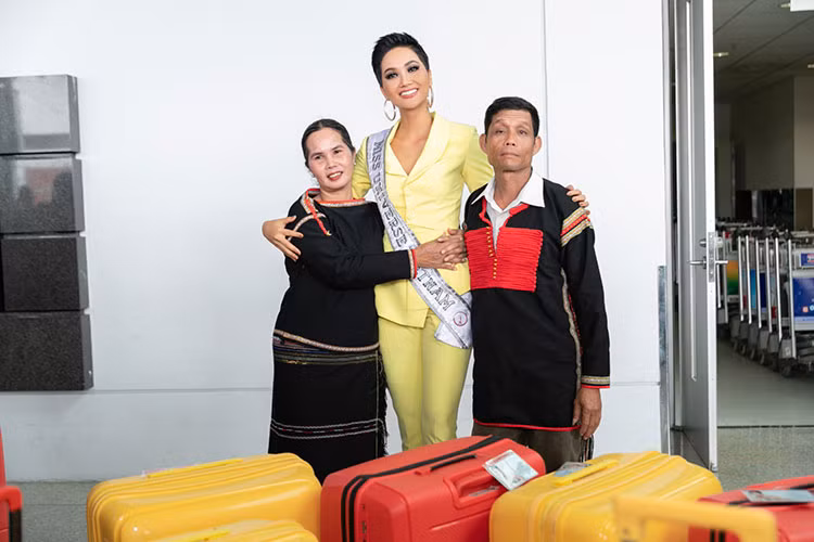 Trước đó, H'hen Niê đã có mặt tại sân bay Tân Sơn Nhất. Đến tiễn cô đi thi có bố mẹ và những người thân thiết.