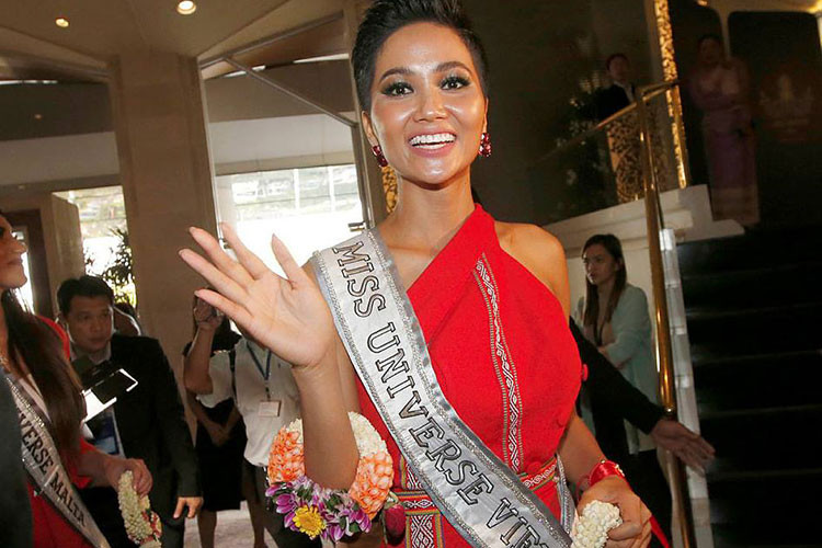 H'hen Niê giữ vẻ rạng rỡ khi tham gia buổi ra mắt truyền thông của cuộc thi Hoa hậu Hoàn vũ Thế giới.