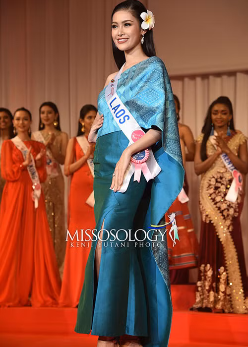 Chuyên trang sắc đẹp cũng đánh giá cao nhan sắc của đại diện Lào - Piyamarth Phounpaseuth. Cô lọt top 15 dự đoán. Chung kết cuộc thi Hoa hậu Quốc tế 2018 sẽ diễn ra vào chiều nay (9/11).